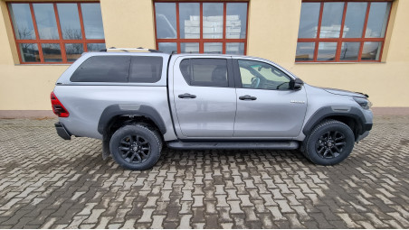 Montage hardtop, Laderaumauskleidung, Motorhauben-Windabweiser auf Toyota Hilux 2022