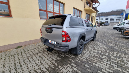 Montage hardtop, Laderaumauskleidung, Motorhauben-Windabweiser auf Toyota Hilux 2022