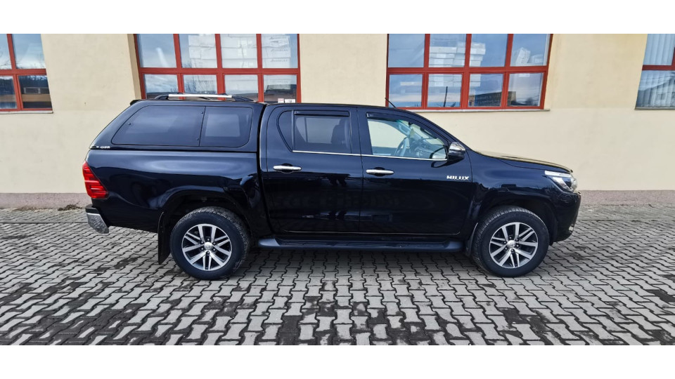 Canopy installed on Toyota Hilux 2017