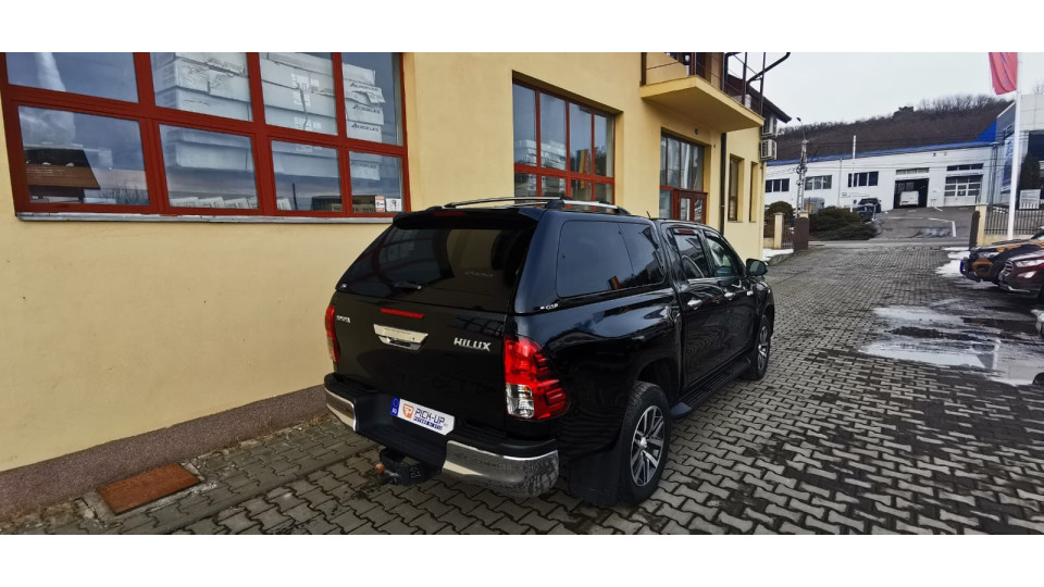 Canopy installed on Toyota Hilux 2017