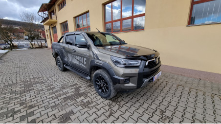 Bukórúd, bukócső, ablakterelő és motorháztető felszerelése a Toyota Hilux 2022-re
