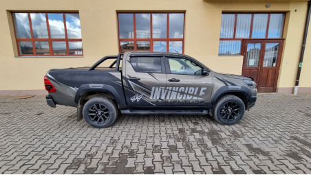 Roll cover, rollbar, hood guard, window visors installed on Toyota Hilux 2022