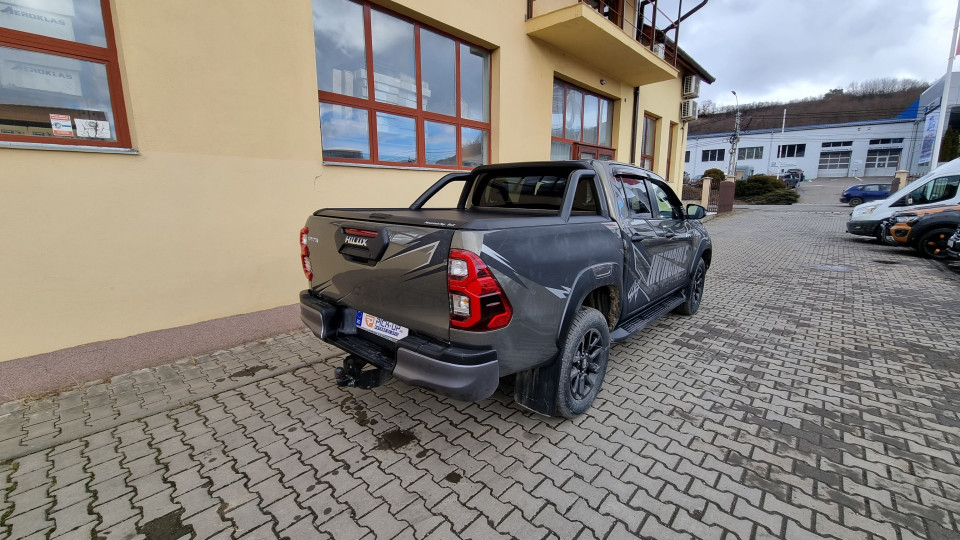 Montage Laderaum-Rollo, Überrollbügel, Fenster-Windabweiser & Motorhaube auf Toyota Hilux 2022
