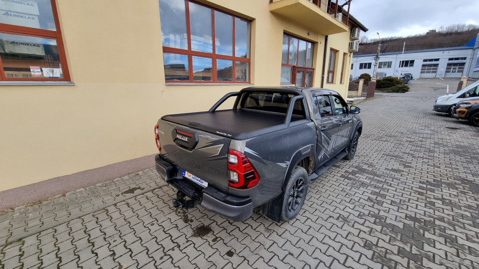 Roll cover, rollbar, hood guard, window visors installed on Toyota Hilux 2022