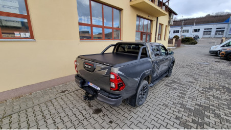 Montage Laderaum-Rollo, Überrollbügel, Fenster-Windabweiser & Motorhaube auf Toyota Hilux 2022
