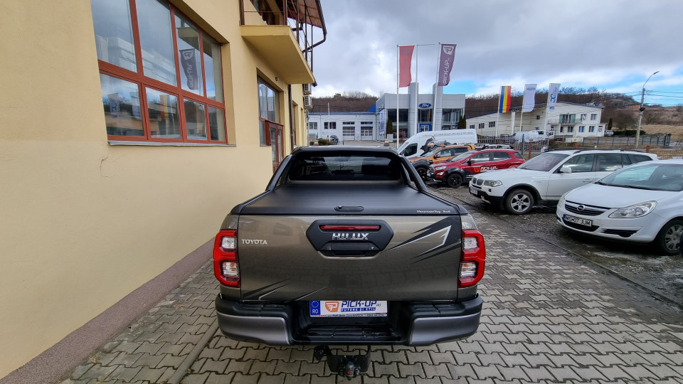 Montage Laderaum-Rollo, Überrollbügel, Fenster-Windabweiser & Motorhaube auf Toyota Hilux 2022