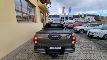 Bukórúd, bukócső, ablakterelő és motorháztető felszerelése a Toyota Hilux 2022-re