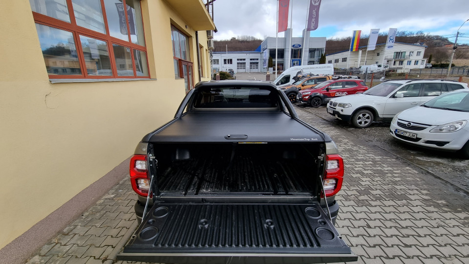 Montage Laderaum-Rollo, Überrollbügel, Fenster-Windabweiser & Motorhaube auf Toyota Hilux 2022