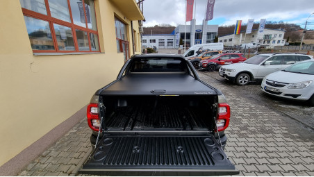Montage Laderaum-Rollo, Überrollbügel, Fenster-Windabweiser & Motorhaube auf Toyota Hilux 2022