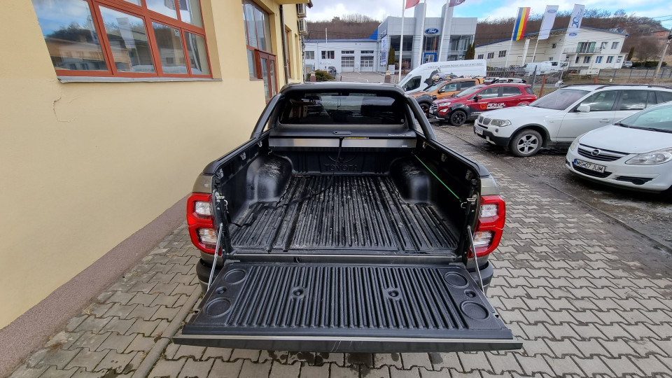 Montage Laderaum-Rollo, Überrollbügel, Fenster-Windabweiser & Motorhaube auf Toyota Hilux 2022