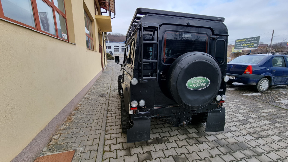 Roof-Rack, Led Bar installed on Landrover Defender