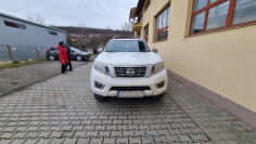 Fedő típusú csomagtérfedél zárás és csomagtartó párnázás beszerelése a Nissan Navara NP300 2019-re 2