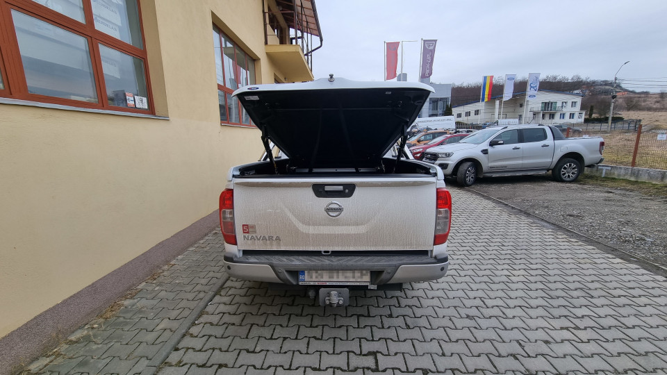 Fedő típusú csomagtérfedél zárás és csomagtartó párnázás beszerelése a Nissan Navara NP300 2019-re
