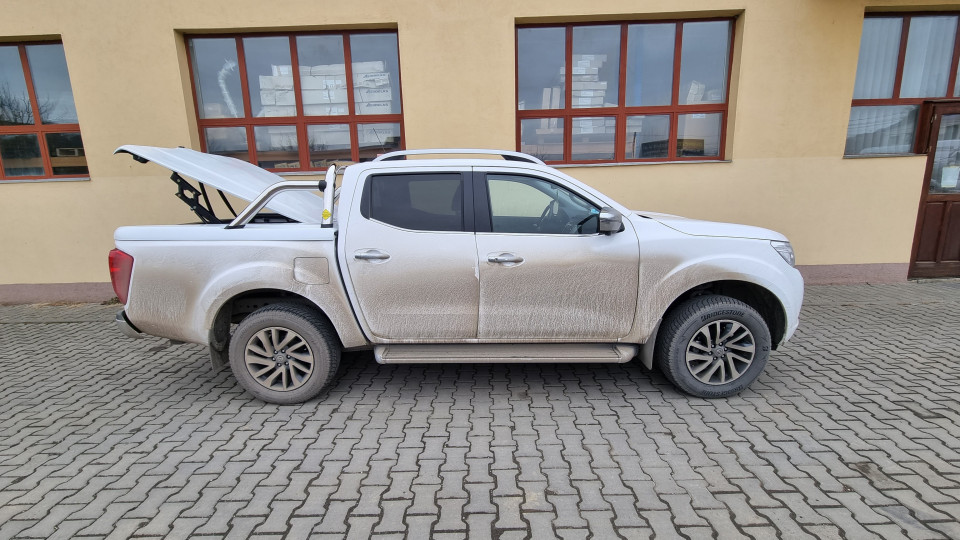 Montage Laderaumabdeckung (Klapp-Typ) und Laderaumauskleidung auf Nissan Navara NP300 2019