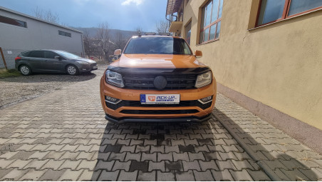 Montage Laderaum-Rollo und Motorhauben-Windabweiser auf Volkswagen Amarok 2013