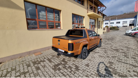 Montage Laderaum-Rollo und Motorhauben-Windabweiser auf Volkswagen Amarok 2013