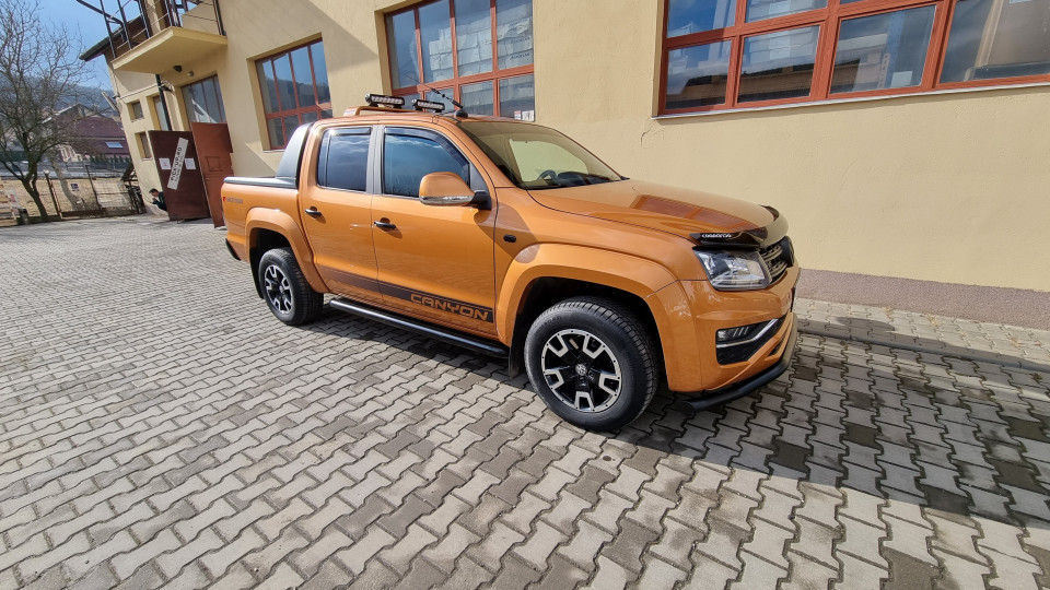 Montage Laderaum-Rollo und Motorhauben-Windabweiser auf Volkswagen Amarok 2013