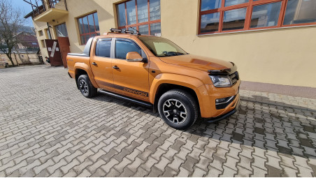 Montage Laderaum-Rollo und Motorhauben-Windabweiser auf Volkswagen Amarok 2013