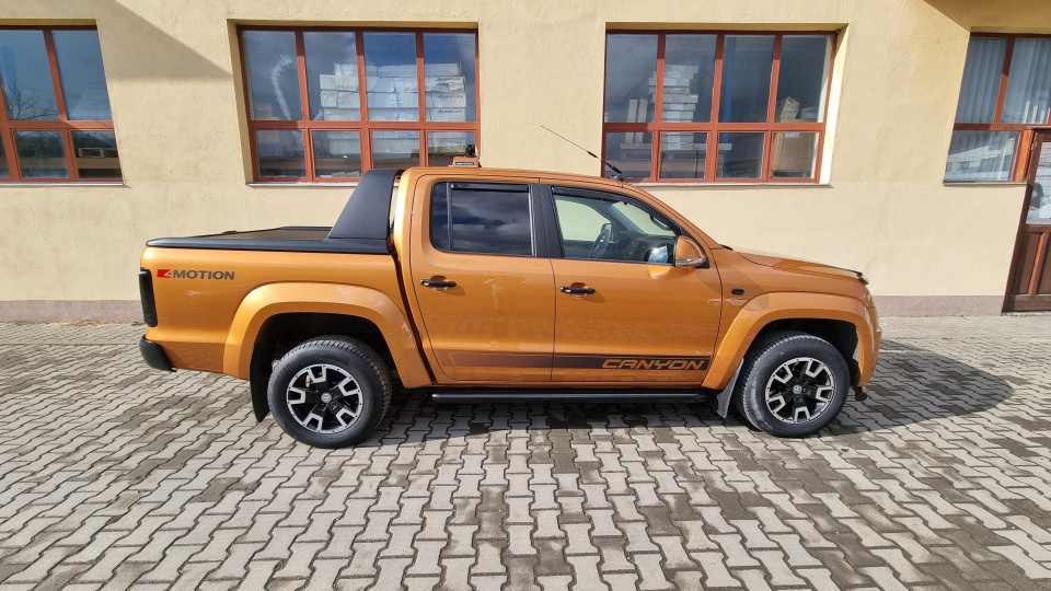 Roll cover, hood guard installed on Volkswagen Amarok 2013