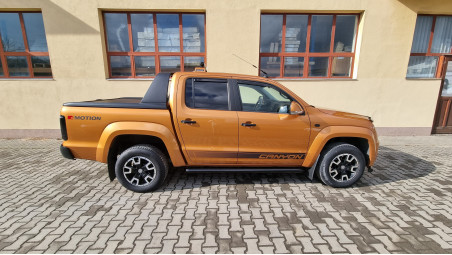 Montage Laderaum-Rollo und Motorhauben-Windabweiser auf Volkswagen Amarok 2013