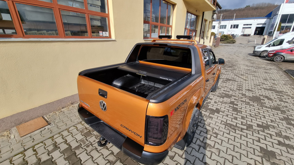 Montage Laderaum-Rollo und Motorhauben-Windabweiser auf Volkswagen Amarok 2013