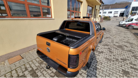 Montage Laderaum-Rollo und Motorhauben-Windabweiser auf Volkswagen Amarok 2013
