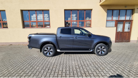 Redőny, központi zár, csomagtérajtó asszisztens felszerelése Isuzu D-Max 2019-re