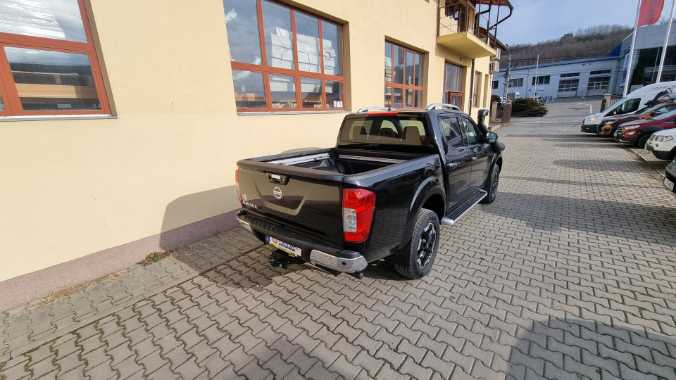 Motorháztető burkolat, légzőcső, motorháztető terelő, haspáncélok felszerelése a Nissan Navara NP300 2020-ra