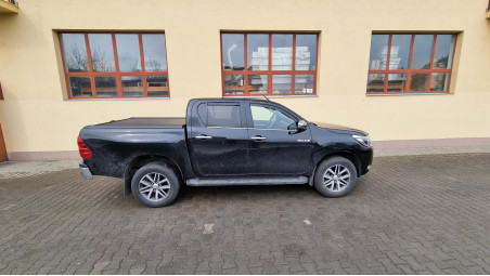 Csomagtartó burkolat és csomagtérgörgő beszerelése Toyota Hilux 2017-re