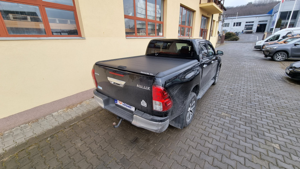 Bed liner, roll cover installed on Toyota Hilux 2017