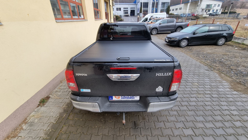 Montage Laderaumauskleidung und Laderaum-Rollo auf Toyota Hilux 2017