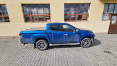 Lökhárítóplatóbélés és lökhárítógörgő felszerelése a Mitsubishi L200 2019-re 2