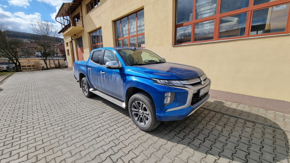 Lökhárítóplatóbélés és lökhárítógörgő felszerelése a Mitsubishi L200 2019-re