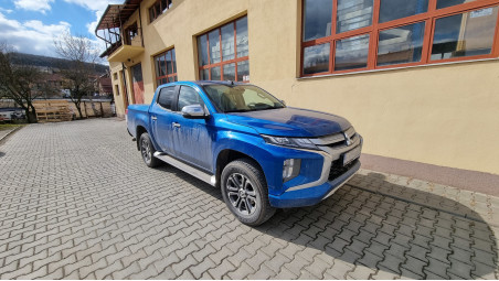 Lökhárítóplatóbélés és lökhárítógörgő felszerelése a Mitsubishi L200 2019-re