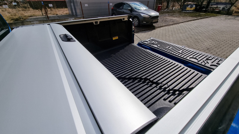 Lökhárítóplatóbélés és lökhárítógörgő felszerelése a Mitsubishi L200 2019-re