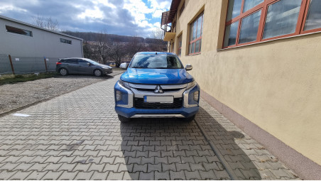 Montage Laderaumauskleidung und Laderaum-Rollo auf Mitsubishi L200 2019