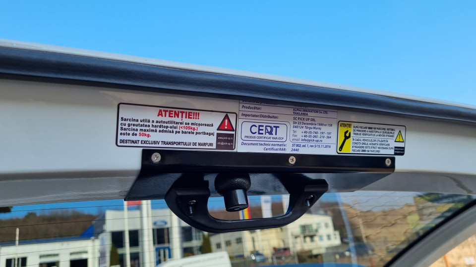 Keménytetős, használati ágy felszerelése a Toyota Hilux 2020-ra