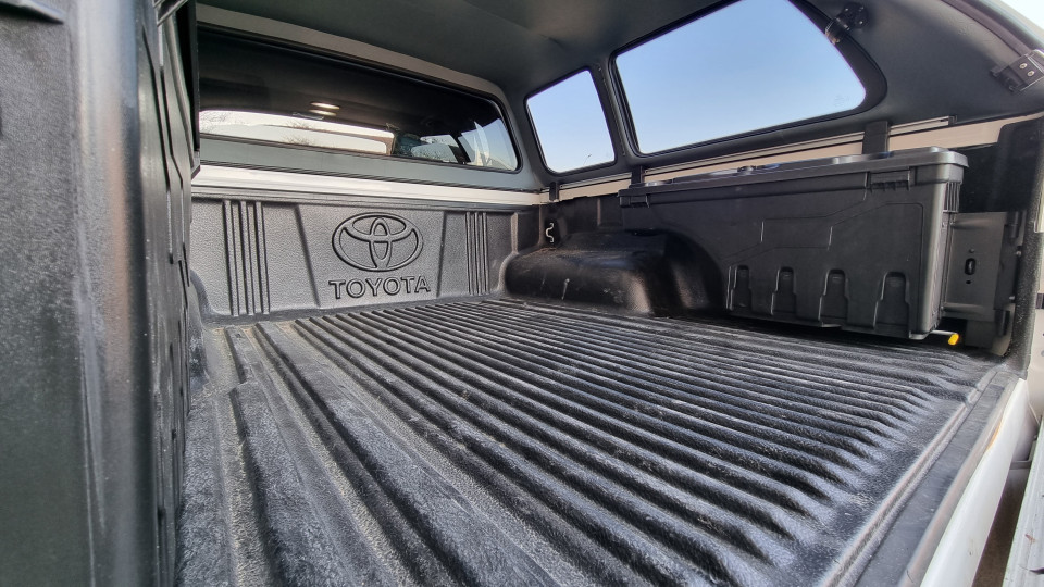 Keménytetős, használati ágy felszerelése a Toyota Hilux 2020-ra