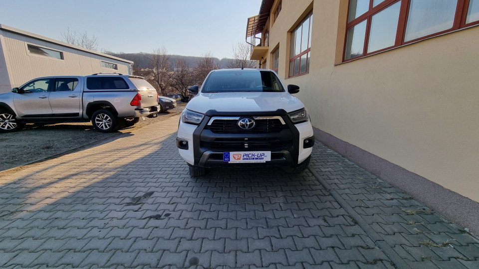 Keménytetős, használati ágy felszerelése a Toyota Hilux 2020-ra