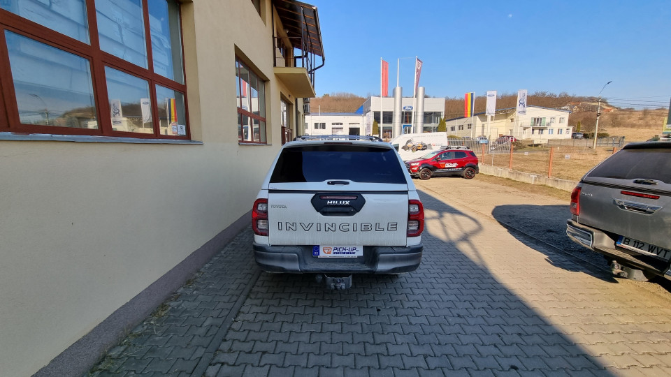 Keménytetős, használati ágy felszerelése a Toyota Hilux 2020-ra
