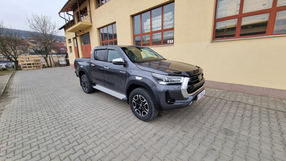 Towing hook, window visors, hook guard installed on Toyota Hilux 2021