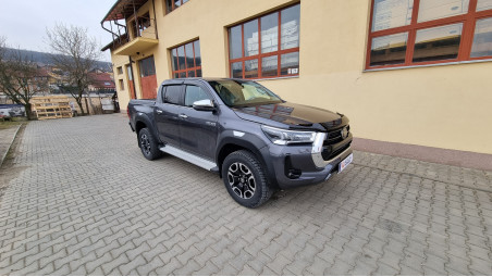 Vonóhoroggörgő, vonóhorog és ablak és motorháztető terelő beszerelése a Toyota Hilux 2021-re