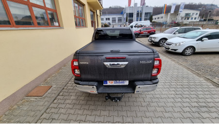 Montage Laderaum-Rollo, Anhängerkupplung und Fenster-Windabweiser und Motorhaube auf Toyota Hilux 2021