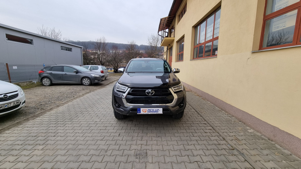 Montage Laderaum-Rollo, Anhängerkupplung und Fenster-Windabweiser und Motorhaube auf Toyota Hilux 2021