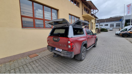 Keménytető és központi zár beszerelése a Toyota Hilux 2019-re