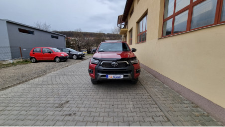 Keménytető és központi zár beszerelése a Toyota Hilux 2019-re