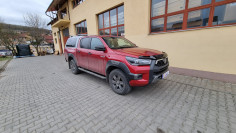 Keménytető és központi zár beszerelése a Toyota Hilux 2019-re
