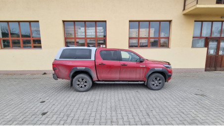 Keménytető és központi zár beszerelése a Toyota Hilux 2019-re