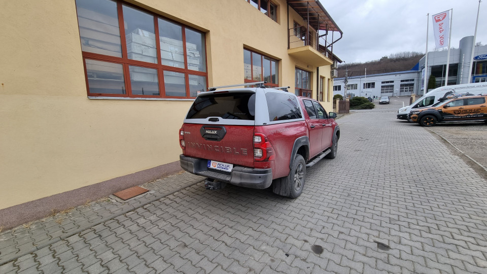 Keménytető és központi zár beszerelése a Toyota Hilux 2019-re