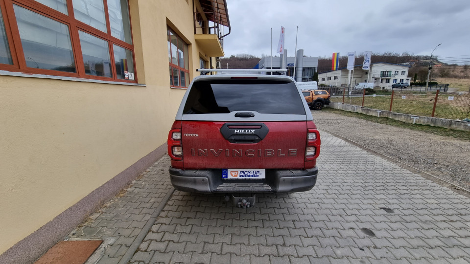 Keménytető és központi zár beszerelése a Toyota Hilux 2019-re